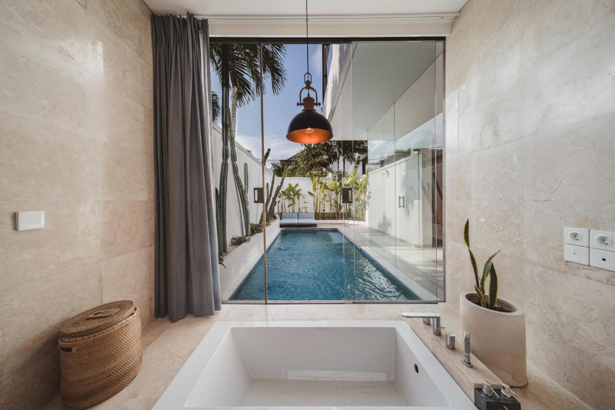 Three-Bedroom Villa Private Pool Bathtub