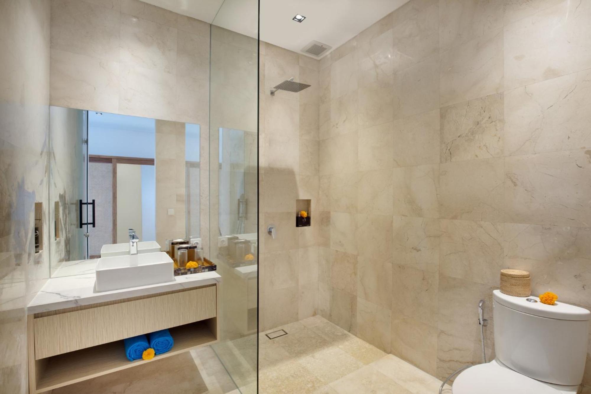 Two-Bedroom Villa Private Pool Bathtub
