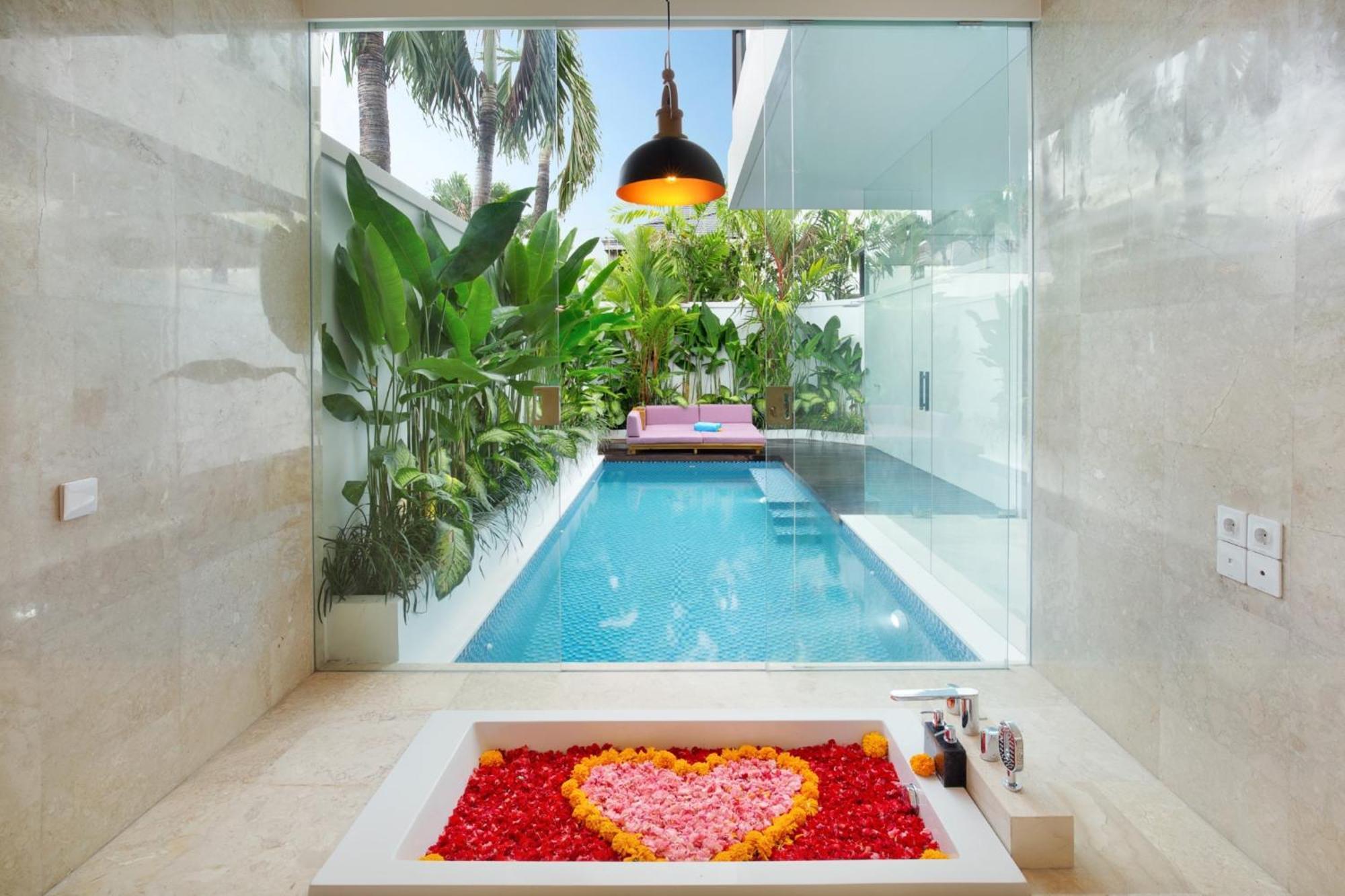 Two-Bedroom Villa Private Pool Bathtub